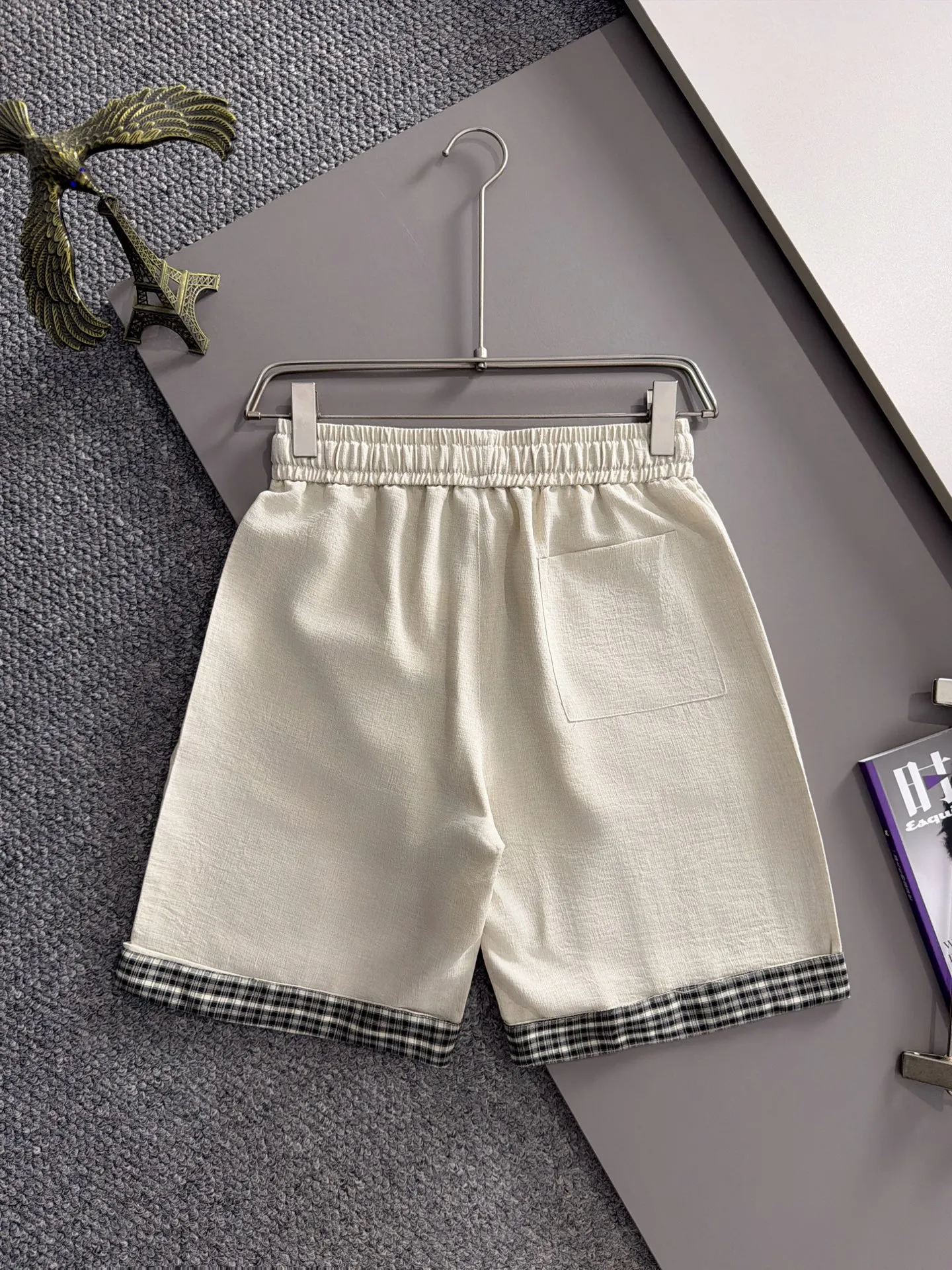 Burberry's 2026 spring and summer new shorts are made of imported Japanese Denim plain cotton, complete with three standards. The top stone-washed process makes the texture reach the old taste of the 1980s, soft, delicate and comfortable. The color has a modern and fashionable vicissitudes of life, and the upper body is Versatile fashionable! Light luxury, a must-have item for daily commuting! Sizes: M-5XL (please state your height and weight when placing an order)
